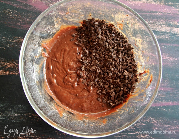 Взять самый вкусный шоколад — от этого зависит вкус кекса! Шоколад порубить ножом, добавить в тесто, равномерно распределить.