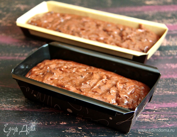 Тесто выложить в форму для кекса. Мне понравилось выпекать в специальных картонных формах для кексов — их не нужно смазывать! Если у вас обычная хлебная форма, то предварительно смажьте ее сливочным маслом. Выпекать до готовности: если все тесто помещается в одну форму (1200 мл), то выпекать примерно 1 час. Если, как у меня, в две формочки по 500 мл, то выпекать 40 минут.