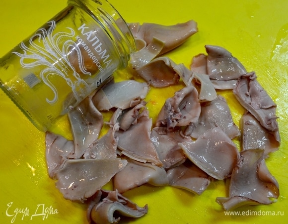 Открыть банку кальмаров ТМ «Капитан Вкусов».