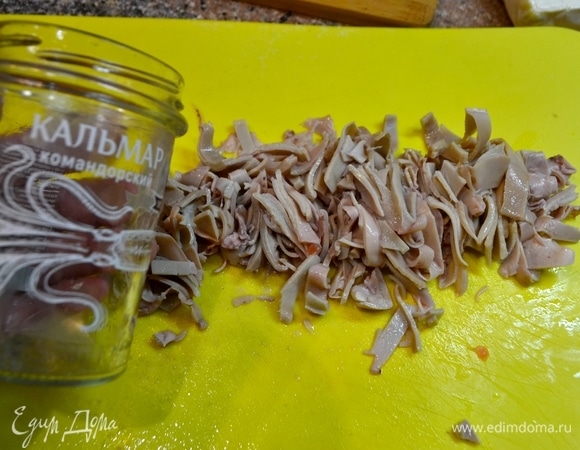 Кальмары нарезать полосками.