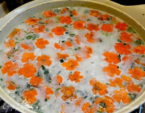 В конце добавить сливки, кальмар, нарезанный полосками, и зелень.