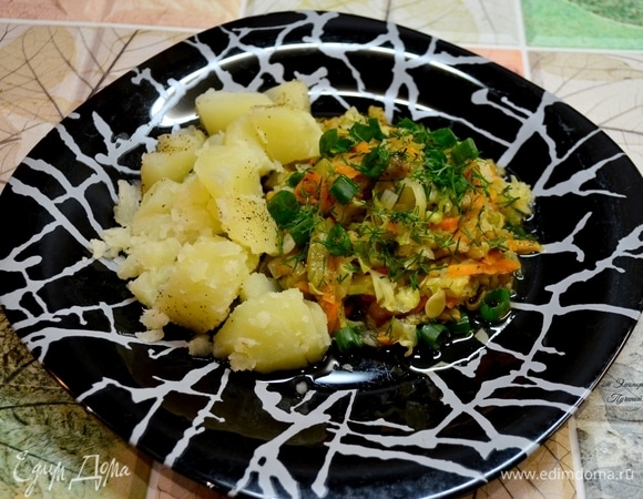 Все ингредиенты нашинковать и постепенно добавлять в сковородку с маслом. Добавить постепенно баклажан, лук, морковь, кабачок, капусту, специи, соль, зелень. Постоянно перемешиваем, тушим под крышкой. 