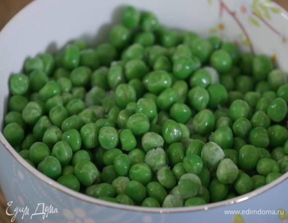 Зеленый горошек предварительно разморозить.