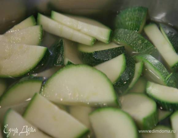 Цукини нарезать полукружьями, выложить в глубокую кастрюлю, залить горячим бульоном так, чтобы все было покрыто жидкостью, и отварить практически до готовности.