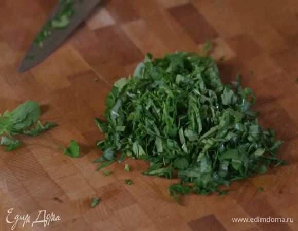 Листья базилика тонко порезать.