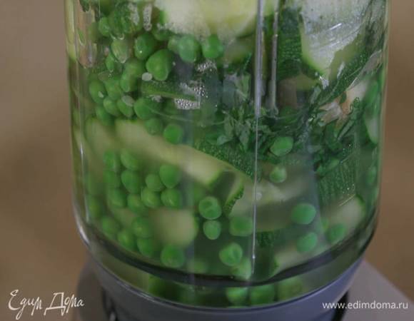 Перелить суп в чашу блендера (часть бульона оставить), добавить большую часть базилика, обжаренный чеснок, влить немного масла, в котором томился чеснок, и, добавляя по необходимости бульон, взбить все в пюре.