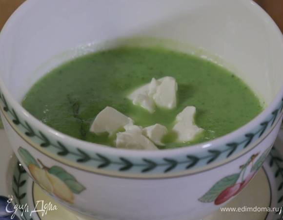 Добавить оставшийся базилик, разлить суп в тарелки и украсить фетой.