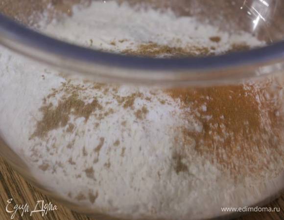 Муку перемешать с содой, разрыхлителем, всей зирой, солью, кайенским и свежемолотым перцем.