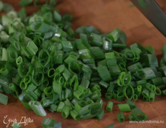 Зеленый лук крупно порезать наискосок.