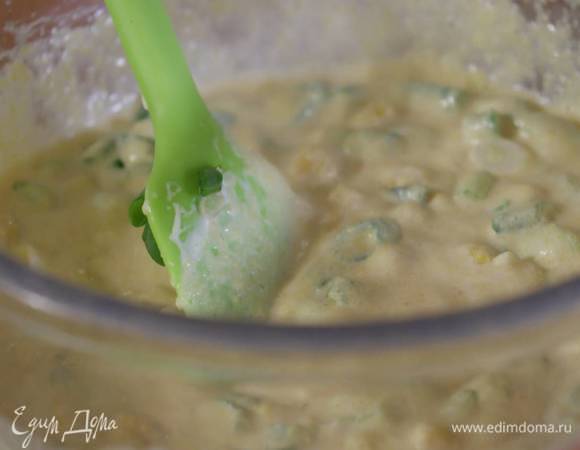 Муку со специями всыпать в смесь с полентой и быстро вымешать.