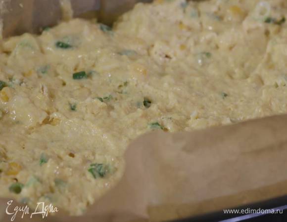 Квадратную форму для выпечки выстелить пекарской бумагой, смазанной оставшимся оливковым маслом, выложить тесто и разровнять.