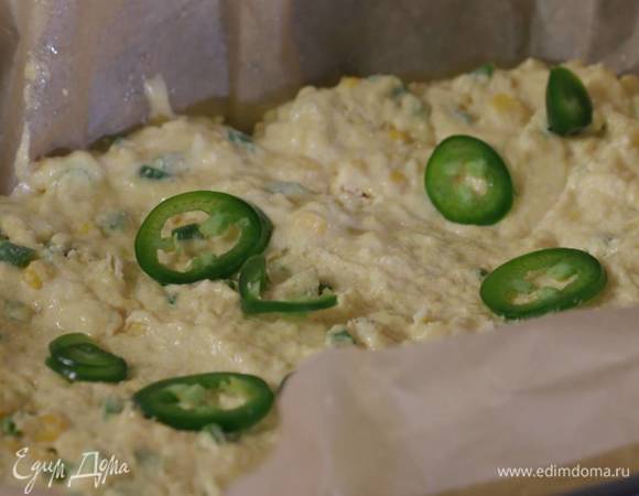 Халапеньо нарезать тонкими колечками и, удалив семена, разложить на тесто.