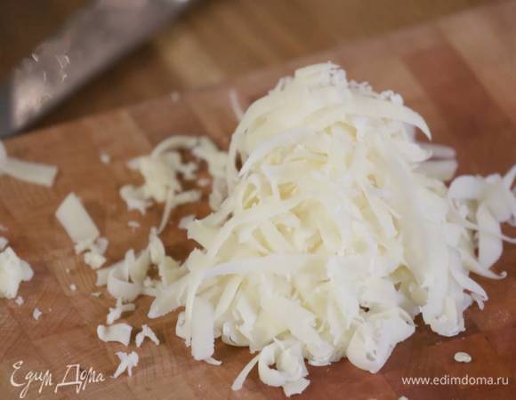 Гауду натереть на крупной терке и посыпать тесто.<br />
 