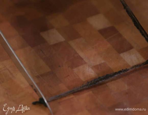 Стручок ванили разрезать пополам и острым кончиком ножа срезать зерна.