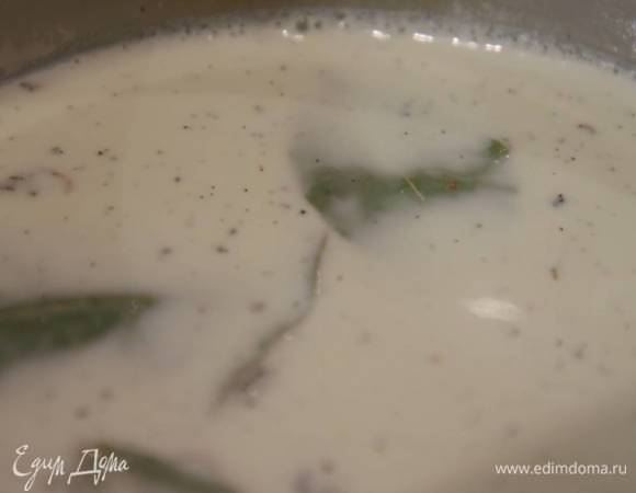 В кастрюлю влить сливки, молоко, добавить стручок и зерна ванили, лавровые листья и сахарную пудру, все перемешать и прогревать на маленьком огне до появления первых пузырьков, затем снять с плиты, вынуть лавровые листья и стручок ванили.