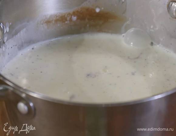 Крупно поломать 160 г белого шоколада, добавить в сливочную смесь, все перемешать и прогревать на маленьком огне, пока шоколад полностью не растворится.