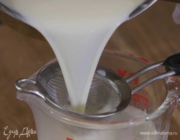 Снять смесь с огня, всыпать желатин и все вымешать, так чтобы не осталось комков, затем процедить через сито, разлить в прозрачные креманки и отправить в холодильник минимум на 2 часа.