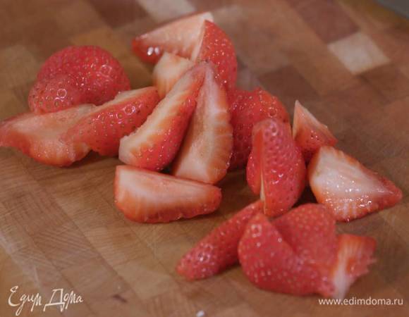 Клубнику разрезать на части.