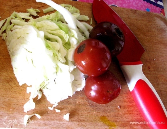 Нарезаем овощи.