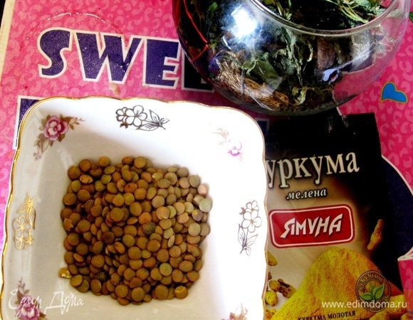 Также отвариваем чечевицу. Нам необходимо просто очень много зелени сюда — без нее невкусно, можно свежую, можно сушеную.