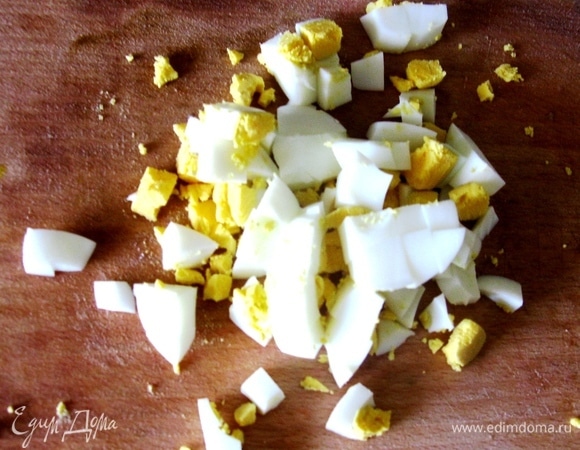 Добавляем перед подачей вареные яйца, зелень и немного сметаны.