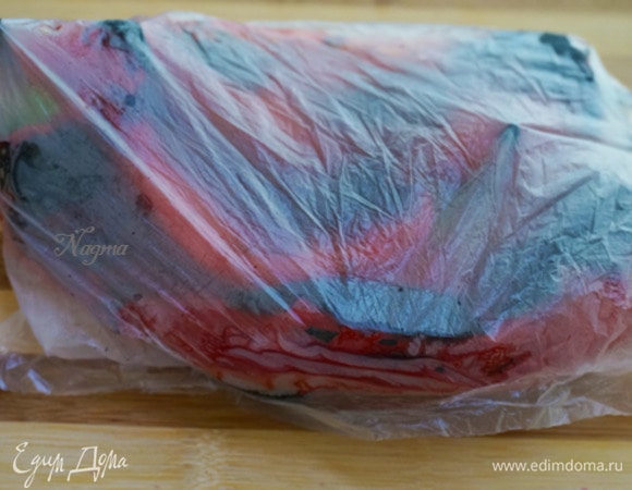 Затем горячие перцы положите в полиэтиленовый пакет, плотно закройте его, дайте перцам полежать в пакете 15–20 минут — так проще будет их очистить от кожицы.