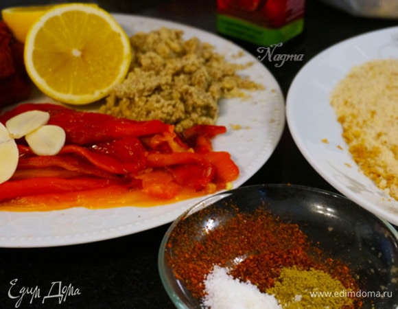 Затем, пока перцы горячие, очистите их от кожицы, перегородок и семян.