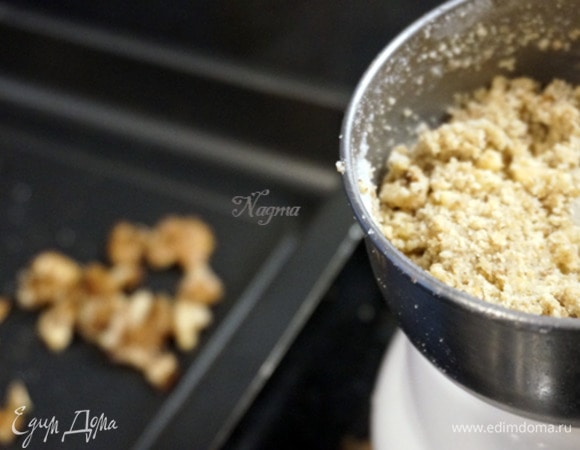 Орехи желательно прокалить на сухой сковороде без масла 2–3 минуты для улучшения вкуса, затем измельчить.