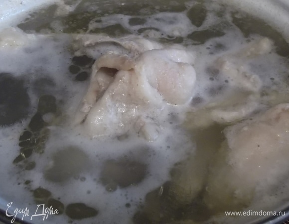 Сварить куриный бульон вместе с картофелем до готовности. Картофель размять, выложить обратно в бульон.