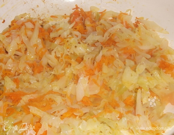 Лук нарезать, морковь натереть, капусту нашинковать. Обжарить на растительном масле. Пережаренные овощи выложить в кастрюлю с бульоном. Проварить в течение 10 минут.
