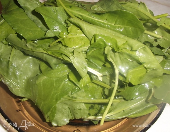 Щавель промыть, нарезать, добавить в кастрюлю.