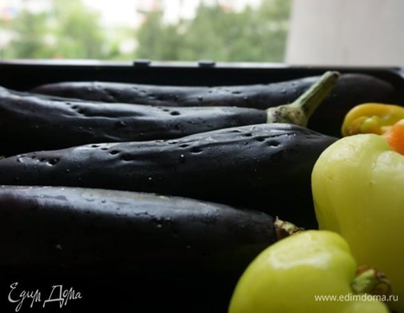 Перцы и баклажаны вымыть и обсушить. Баклажаны наколоть в нескольких местах вилкой, иначе при запекании они могут взорваться. Духовку разогреть до 200°С и положить запекаться овощи. Готовность перцев определяется по тому, что они перестают держать форму и опадают. Готовность баклажанов проверяется прокалыванием мякоти около плодоножки: если вилка входит легко, баклажаны готовы. Перцы запекаются 10–15 минут, баклажаны — 25–30 минут.