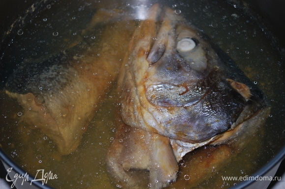 Готовый рыбный бульон процедите. Подготовьте рыбу: отделите филе от костей и разберите на крупные кусочки (у меня получилось 200 грамм рыбного филе).