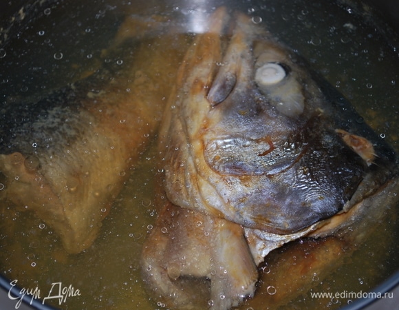 Готовый рыбный бульон процедите. Подготовьте рыбу: отделите филе от костей и разберите на крупные кусочки (у меня получилось 200 грамм рыбного филе).