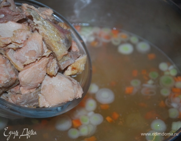 В бульон положите рыбное филе.