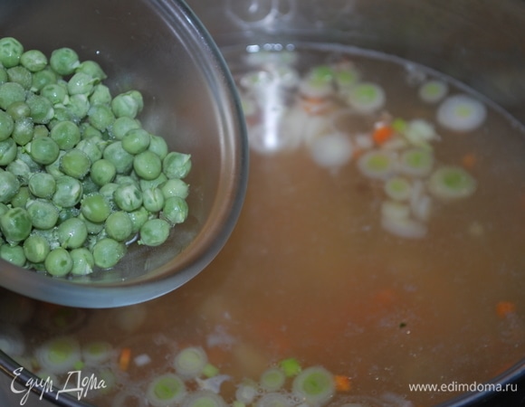 И зеленый горошек. Проварите бульон в течение 2-х минут.