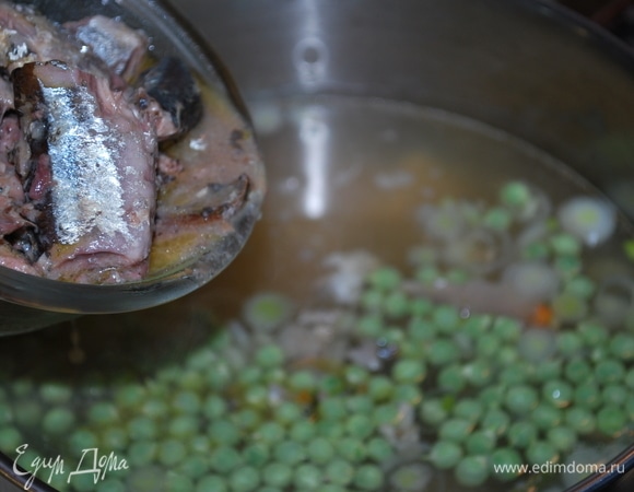 Как картофель будет готов, добавьте сайру в масле ТМ «Капитан Вкусов».