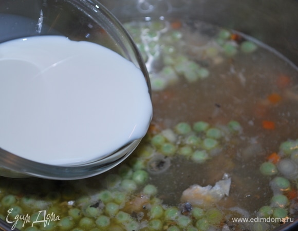 В самом конце добавьте сливки и проварите все вместе пару минут.