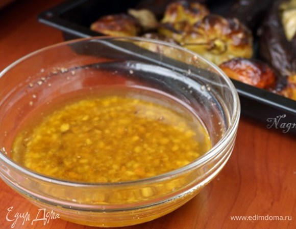 Чеснок и орехи измельчить. В глубокой миске смешать оливковое масло, лимонный сок, гранатовый соус, уксус. Добавить сахар, соль, острый красный или черный перец по вкусу. Хорошо перемешать, чтобы соль и сахар растворились. Затем добавить измельченные орехи и чеснок. Перемешать.