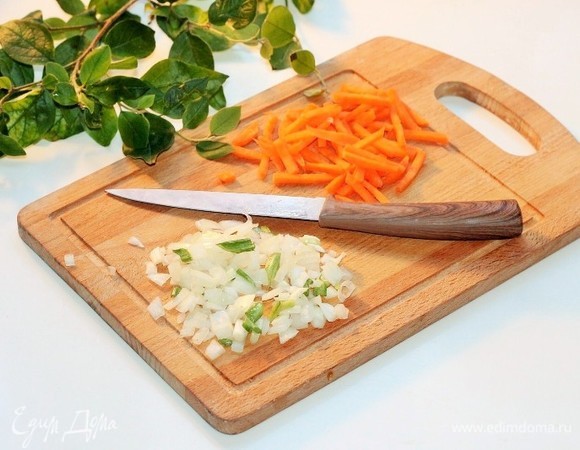 Подготовим овощи. Очищенные овощи нарезать: морковь— соломкой, лук — кубиком.