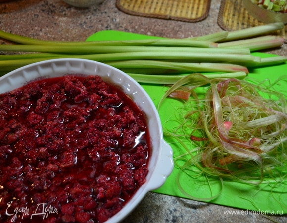 Стебли ревеня очистить от тонкой пленочки, помыть.