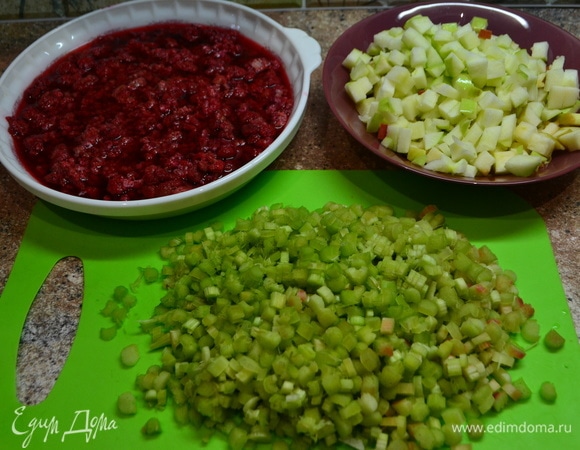 Нарезать стебли на кубики.