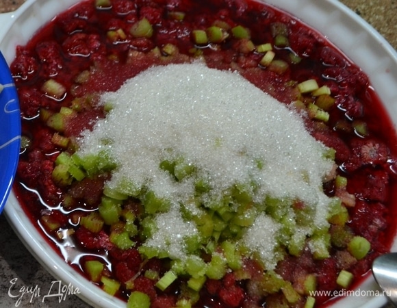 Добавить в малину сахар по вкусу, нарезанные стебли ревеня, перемешать. Сок выделившийся я слила и сварила кисель. Добавить крахмал.