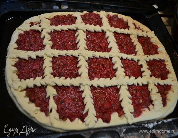 Раскатать тесто, выложить подготовленную начинку, украсить по желанию декоративными веточками из теста! Дать 10 минут постоять. Ставим в духовку при 180–200°C, выпекаем до готовности.