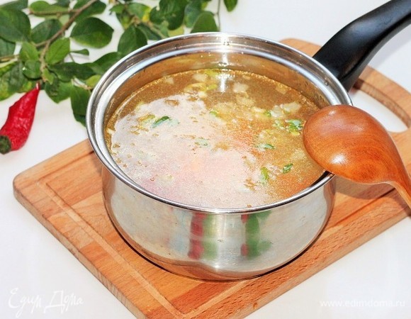 Добавить к овощам бульон или воду. После закипания бульона выложить картофель, посолить и варить до его готовности.