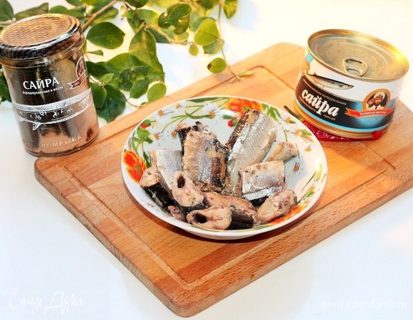 Сайру ТМ «Капитан Вкусов» без жидкости выложить в миску. Кусочки сайры можно размять вилкой или оставить вот такими красивыми кусочками. Я оставила кусочками.