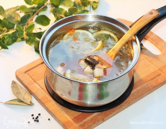 Выкладываем в кипящий суп кусочки сайры.