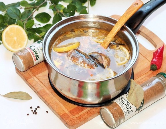 Добавляем дольки лимона (4 половинки), перец горошком, лавровый лист и сухие молотые каперсы и оливки (или консервированные). Солим суп и на слабом огне доводим до кипения.