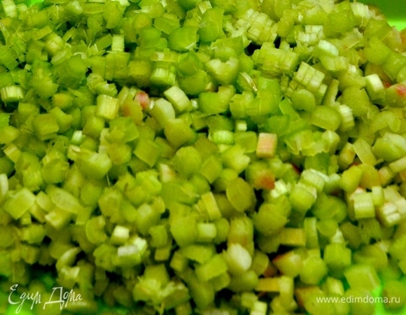 Стебли ревеня намыть, почистить от пленочки и нарезать кубиком.