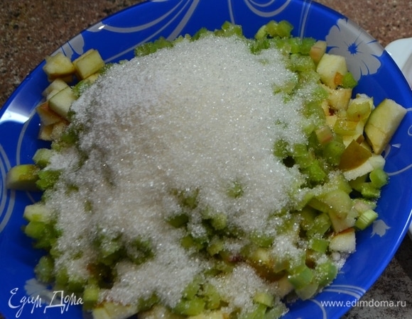 Яблоки нарезать кубиком, добавить сахар, корицу, крахмал и перемешать.